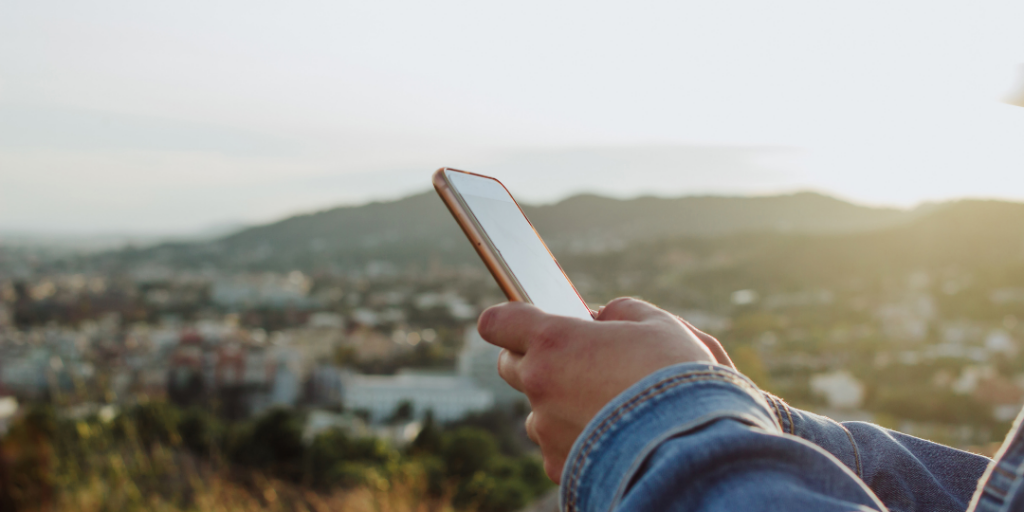 Estrategias efectivas para la promoción del turismo rural a través de redes sociales, mostrando un paisaje rural idílico con un grupo de turistas explorando y capturando la belleza natural para compartir en sus plataformas digitales." Este texto alternativo describe una imagen alineada con el tema central del artículo y la palabra clave, destacando el uso de redes sociales para promover destinos rurales.