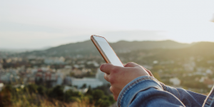 Estrategias efectivas para la promoción del turismo rural a través de redes sociales, mostrando un paisaje rural idílico con un grupo de turistas explorando y capturando la belleza natural para compartir en sus plataformas digitales." Este texto alternativo describe una imagen alineada con el tema central del artículo y la palabra clave, destacando el uso de redes sociales para promover destinos rurales.